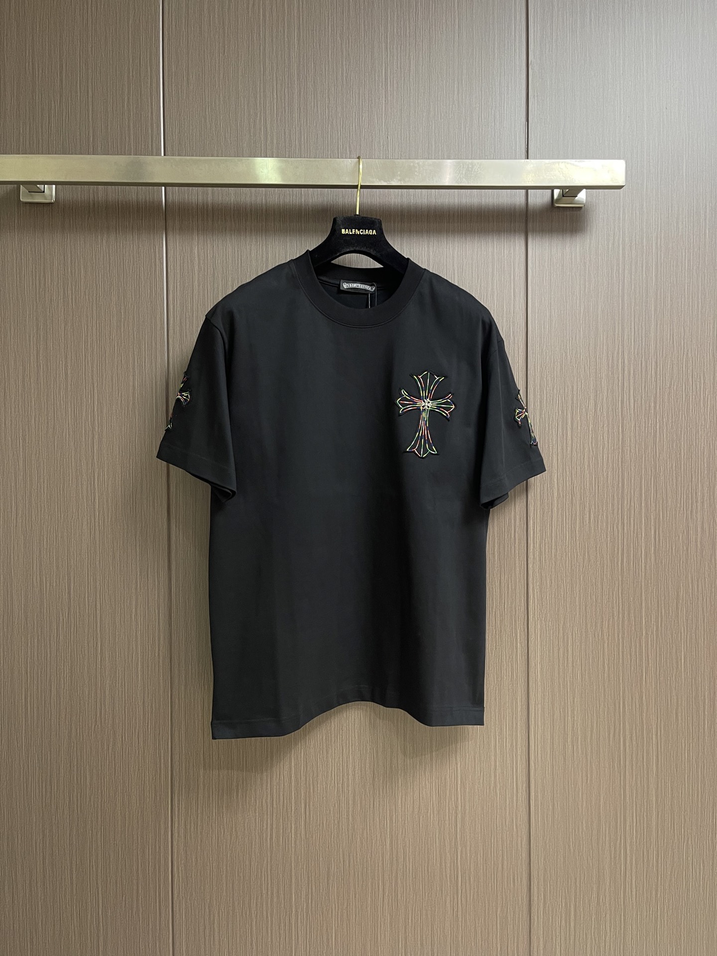 NO:956125,Chrome Hearts CH 2026SS early spring new chest patchwork cross flower short-sleeved T-shirt, patchwork cross flower design, customized high-woven pure cotton fabric, exquisite cross flower super craftsmanship, fashionable and trendy design The upper body effect is great. Sizes S-XXL S size shoulder width 50 bust 113 length 70 M size shoulder width 51.5 bust 117 length 72 L size shoulder width 53 bust 121 length 74  XL code, shoulder width 54.5, bust 125, length 76, 2XL code, shoulder width 56, bust 129, length 78, chrome hearts, chrome hearts, T-shirt, tees, t-shirt,19860909Chrome Hearts CH 克罗心 2026SS早春新款胸前拼布十字花短袖T恤,拼布十字花设计,订制高织纯棉面料,精美十字花超强工艺,设计时尚潮流 上身效果超赞.尺码S-XXL S码肩宽50 胸围113衣长70 M码 肩宽51.5 胸围117 衣长72 L码肩宽53 胸围121 衣长74 XL码 肩宽54.5 胸围125衣长76 2XL码 肩宽56 胸围129衣长78,,chrome hearts,chrome hearts,T-shirt,tees，t-shirt,,Men's clothing