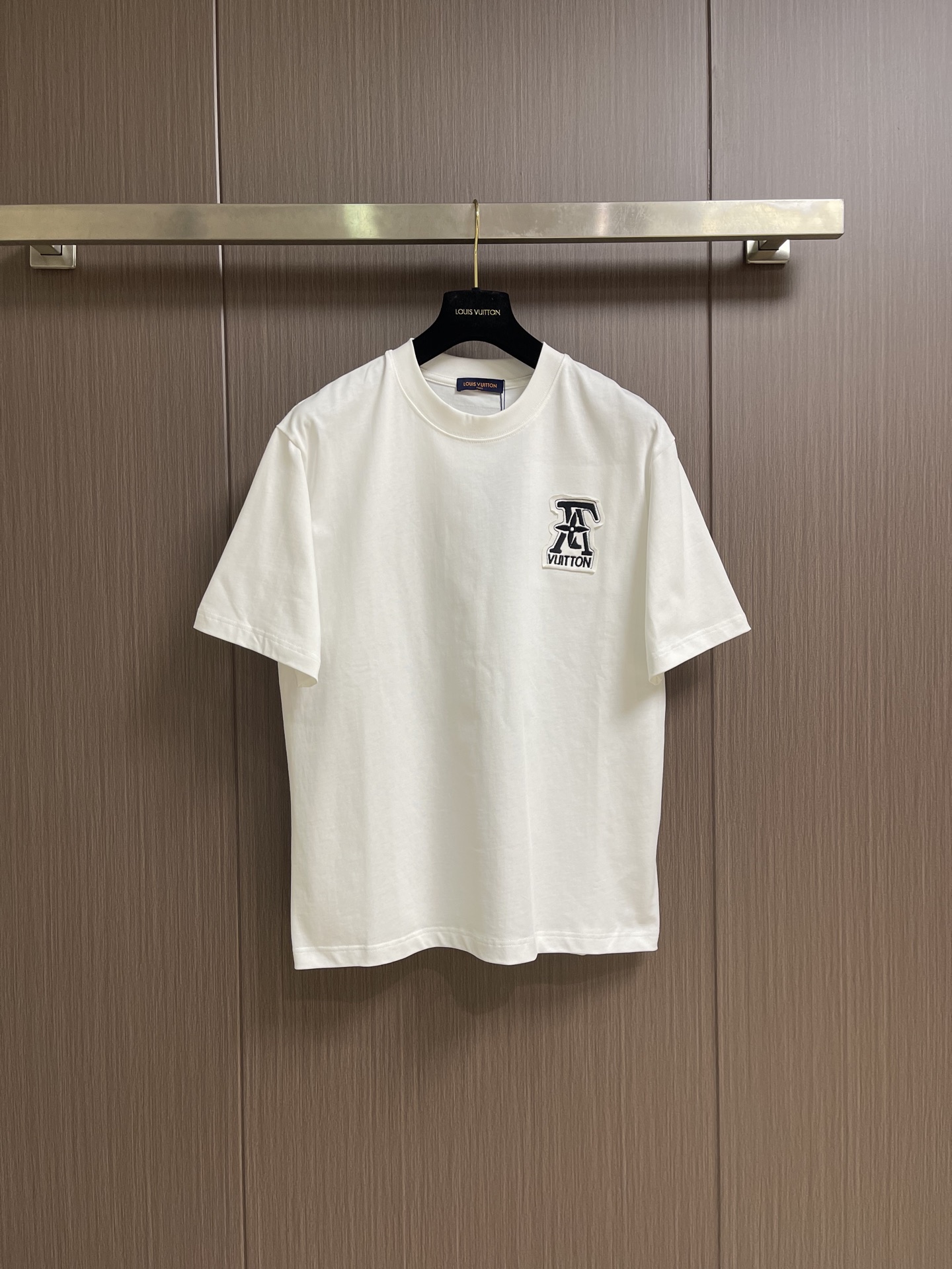 NO:956137,LV letter logo patchwork embroidered round neck T-shirt, the large logo logo is exquisitely upgraded, inspired by the retro embroidery of the 1980s, and the fabric is dyed in the same vat. It feels very comfortable, fashionable and personalized. It is super versatile and good-looking, suitable for both men and women. It is a must-have. Sizes S-XXL S size shoulder width 50, chest size 113, length 70 M size, shoulder width 51.5, chest size 117, length 72, size L, shoulder width 53, chest size 121  Length 7419860909LV 字母logo拼布刺绣圆领T恤,大logo标识精致升级,灵感源自八十年代复古刺绣,同缸染面料 手感非常舒服,时尚又个性 超级百搭好看的一款,男女都非常合适 人手必备款.尺码S-XXL S码肩宽50 胸围113衣长70 M码 肩宽51.5 胸围117 衣长72 L码肩宽53 胸围121 衣长74 XL码 肩宽54.5 胸围125衣长76 2XL码 肩宽56 胸围129衣长78,,louis vuitton,tees，t-shirt,,Men's clothing