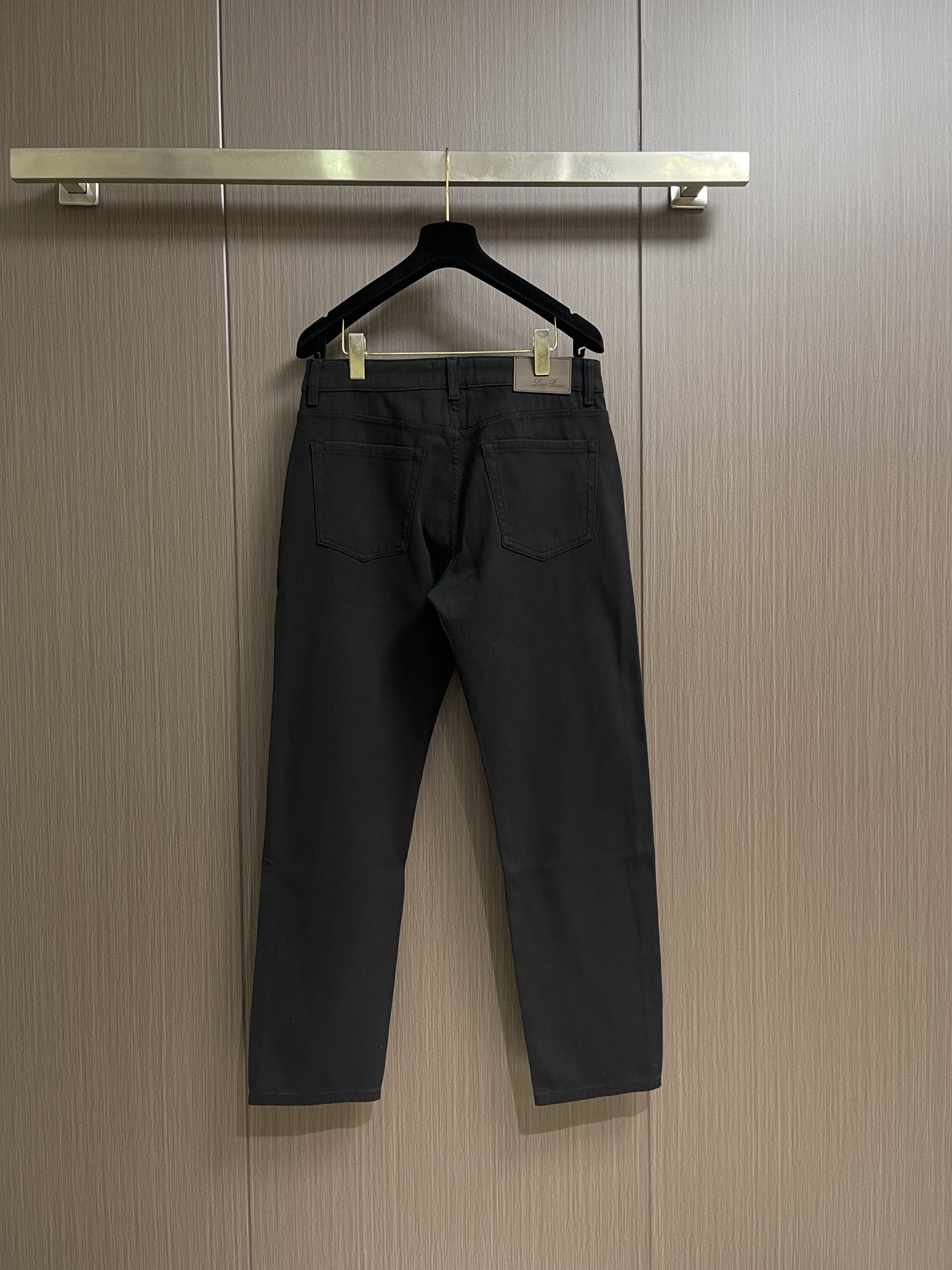 Loro piana LoroPiana 2026SS夏季新款水洗休闲裤 肉眼可见的利落裁剪，直筒修身款裤型！密实齐整走