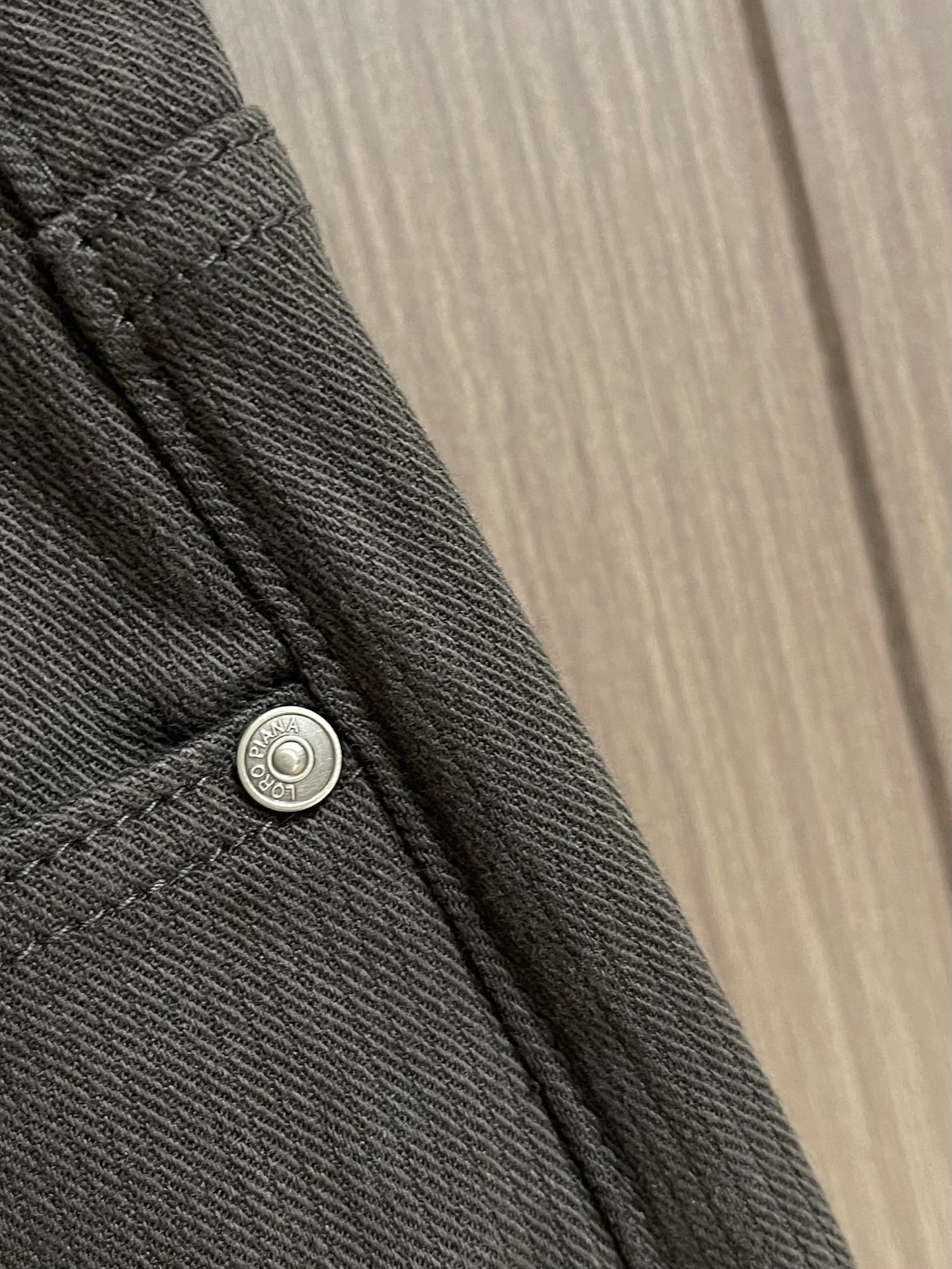 Loro piana LoroPiana 2026SS夏季新款水洗休闲裤 肉眼可见的利落裁剪，直筒修身款裤型！密实齐整走