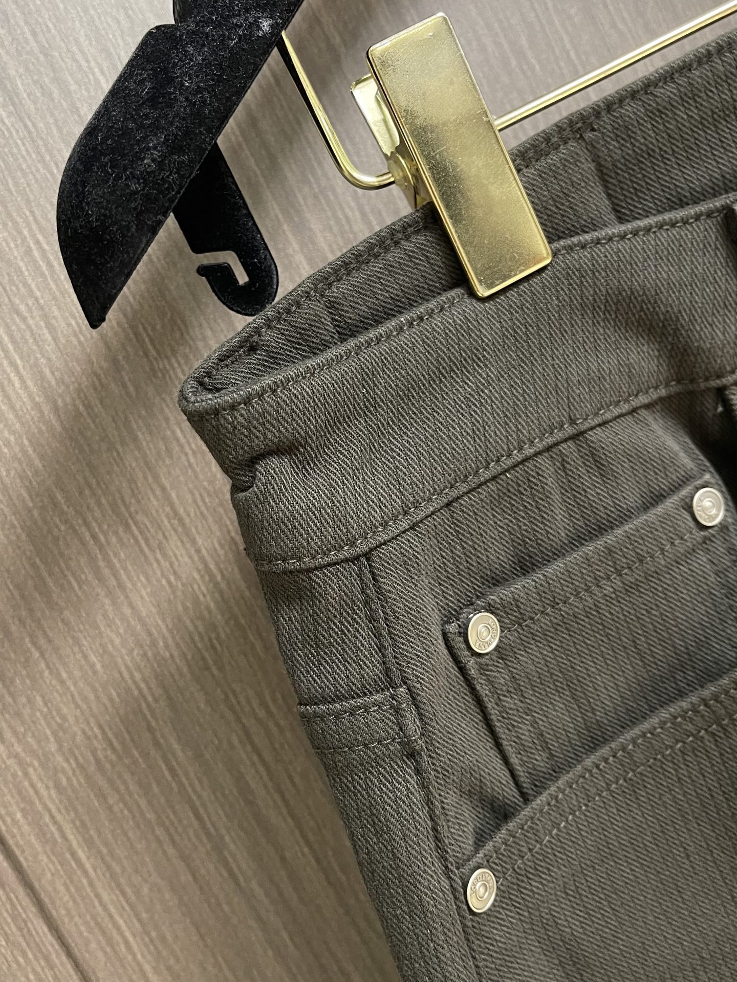 Loro piana LoroPiana 2026SS夏季新款水洗休闲裤 肉眼可见的利落裁剪，直筒修身款裤型！密实齐整走
