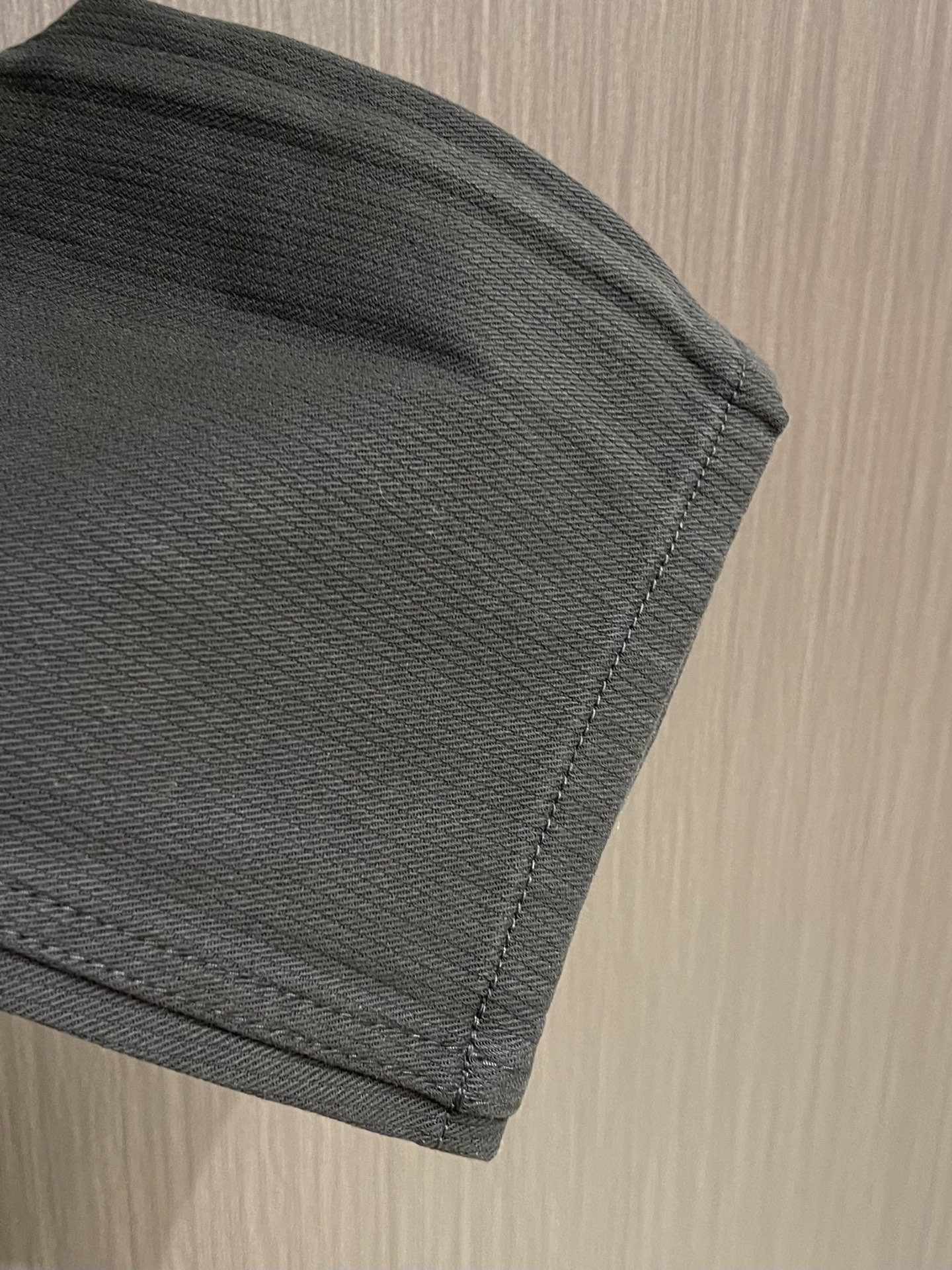 Loro piana LoroPiana 2026SS夏季新款水洗休闲裤 肉眼可见的利落裁剪，直筒修身款裤型！密实齐整走