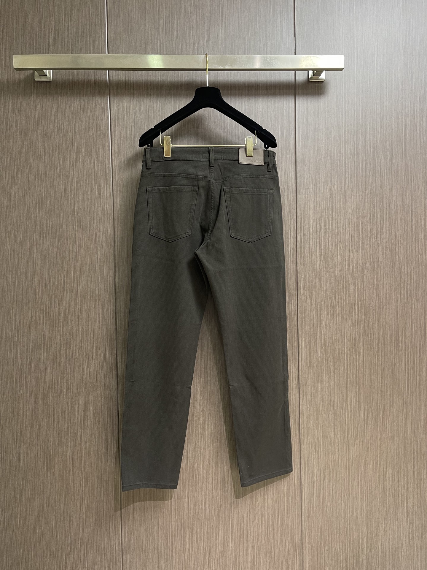 Loro piana LoroPiana 2026SS夏季新款水洗休闲裤 肉眼可见的利落裁剪，直筒修身款裤型！密实齐整走