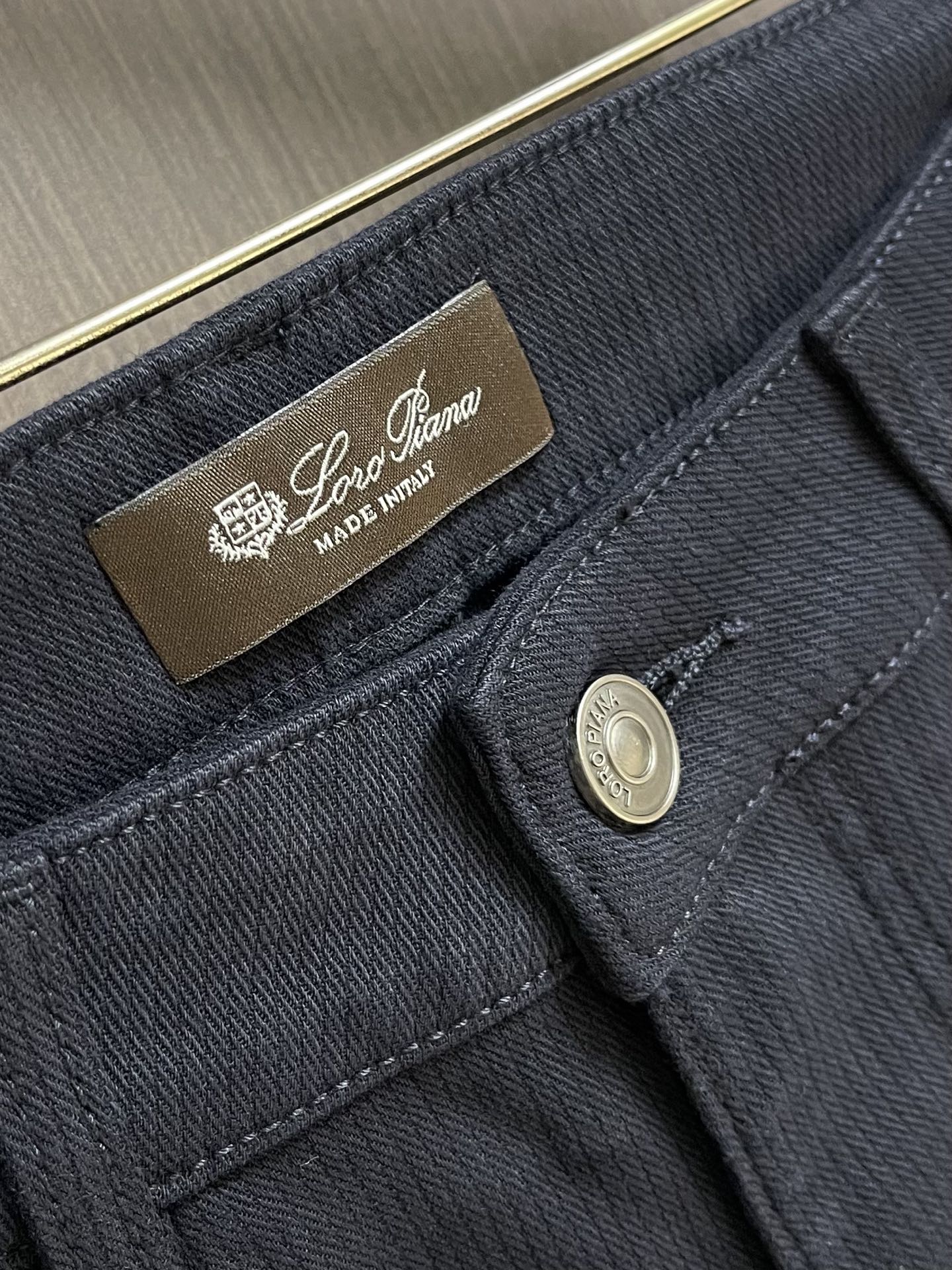 Loro piana LoroPiana 2026SS夏季新款水洗休闲裤 肉眼可见的利落裁剪，直筒修身款裤型！密实齐整走