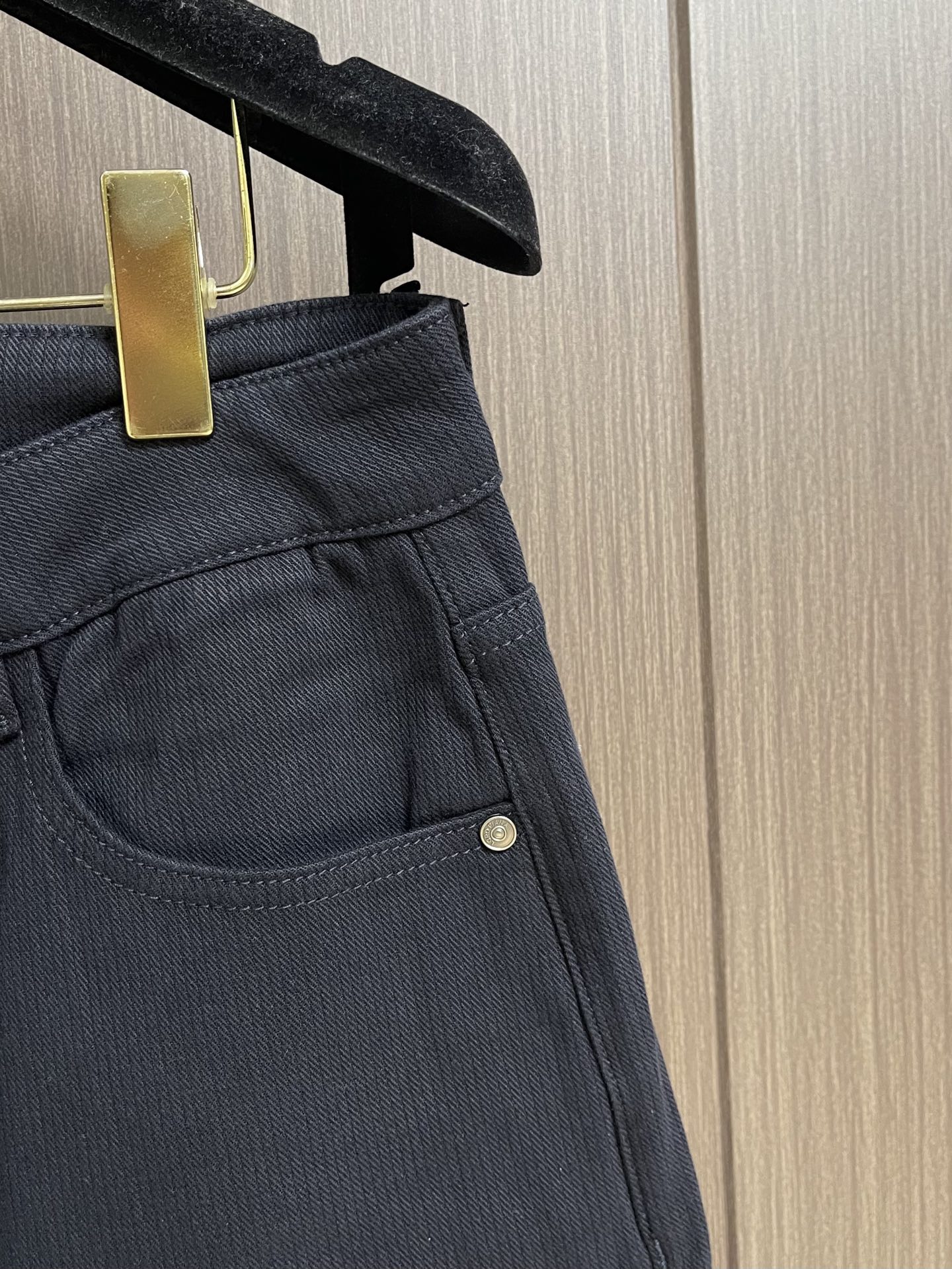 Loro piana LoroPiana 2026SS夏季新款水洗休闲裤 肉眼可见的利落裁剪，直筒修身款裤型！密实齐整走