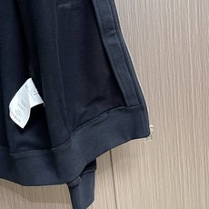Ami Paris 2026SS 经典 ADC 刺绣连帽拉链卫衣,合身版型,经典连帽拉链设计,刺绣点明品牌辨识度,面料9 Ami Paris 2026SS 经典 ADC 刺绣连帽拉链卫衣,合身版型,经典连帽拉链设计,刺绣点明品牌辨识度,面料9