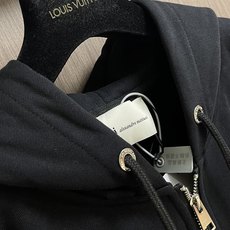 Ami Paris 2026SS 经典 ADC 刺绣连帽拉链卫衣,合身版型,经典连帽拉链设计,刺绣点明品牌辨识度,面料9 Ami Paris 2026SS 经典 ADC 刺绣连帽拉链卫衣,合身版型,经典连帽拉链设计,刺绣点明品牌辨识度,面料9