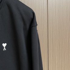 Ami Paris 2026SS 经典 ADC 刺绣连帽拉链卫衣,合身版型,经典连帽拉链设计,刺绣点明品牌辨识度,面料9 Ami Paris 2026SS 经典 ADC 刺绣连帽拉链卫衣,合身版型,经典连帽拉链设计,刺绣点明品牌辨识度,面料9