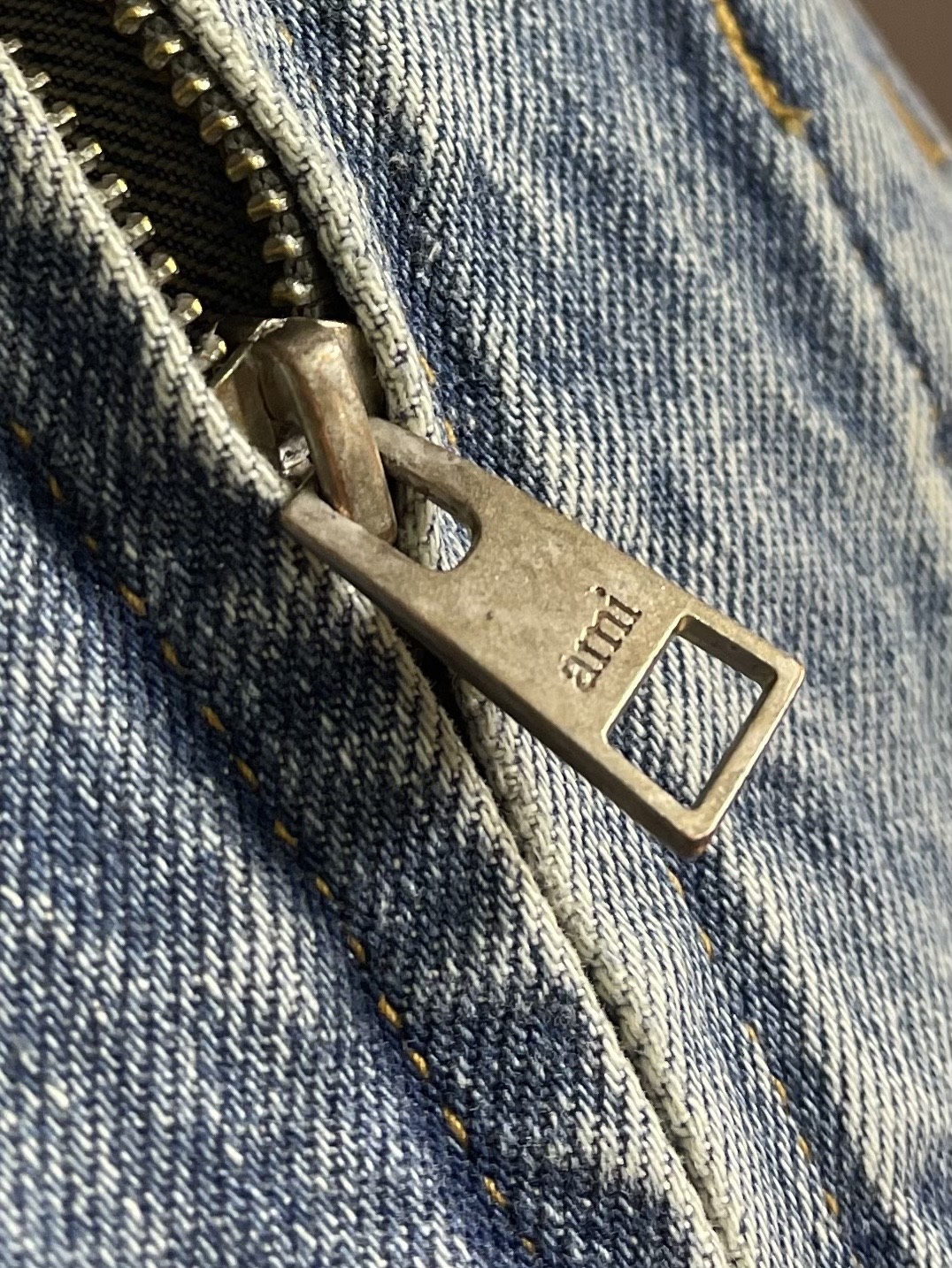 Ami Paris 刺绣牛仔夹克外套，定制法式柔雾水洗牛仔，以雾蓝做旧为底，色调清透雅致，胸口袋缀以金棕色爱心徽标刺绣，