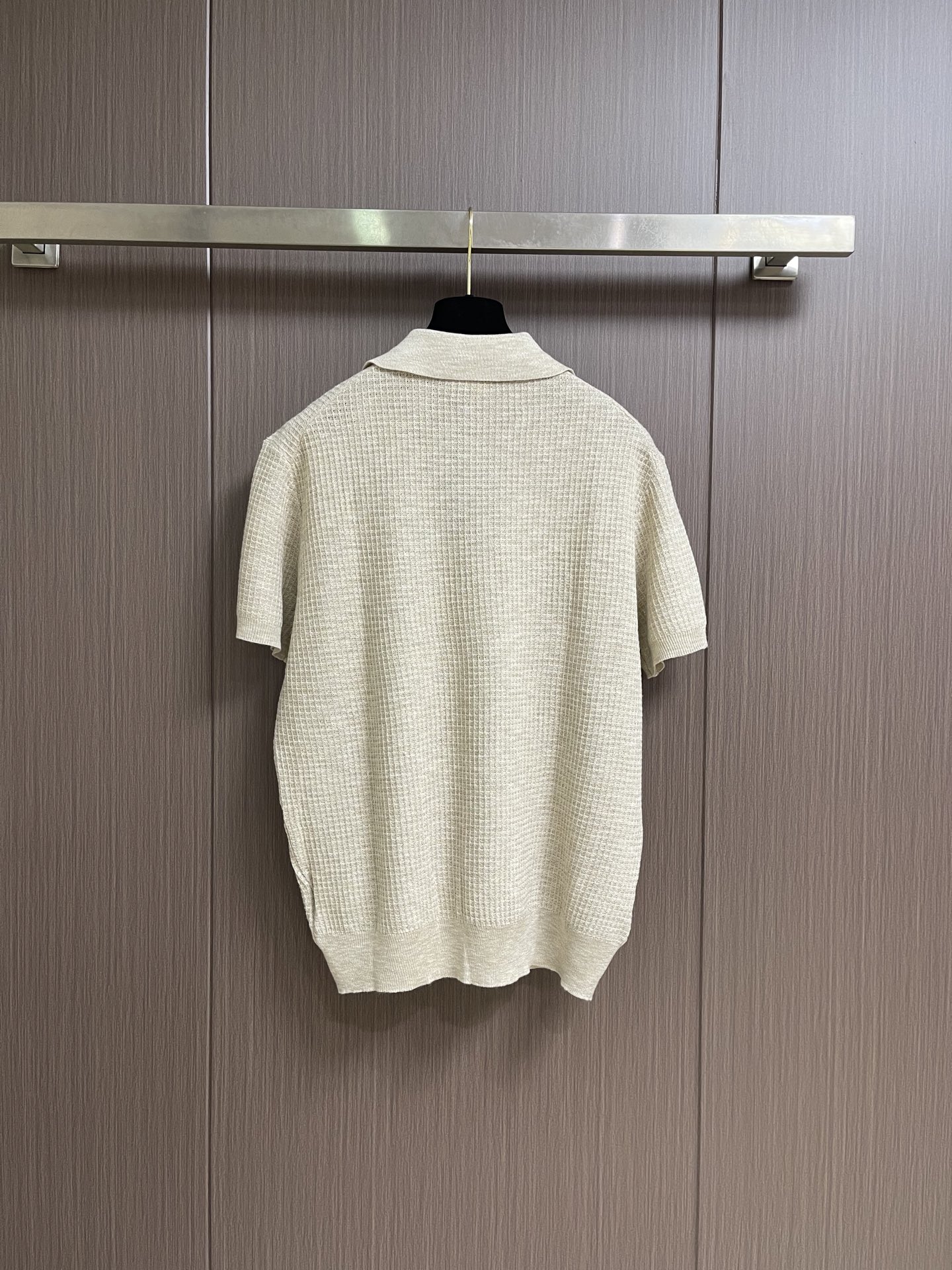 Loro piana Loro Piana 2026ss 夏季新款老钱风桑蚕丝纯色情侣款翻领针织短袖Polo,面料采用桑 Loro piana Loro Piana 2026ss 夏季新款老钱风桑蚕丝纯色情侣款翻领针织短袖Polo,面料采用桑