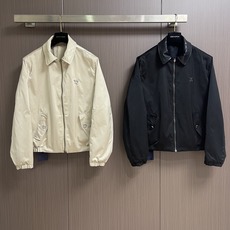LV 双面束腰夹克外套,采用聚酯纤维尼龙复合75D漂渺面料,另一面棉质提花混纺面料,压纹PU皮料,定位裁床,提花面料。此 LV 双面束腰夹克外套,采用聚酯纤维尼龙复合75D漂渺面料,另一面棉质提花混纺面料,压纹PU皮料,定位裁床,提花面料。此