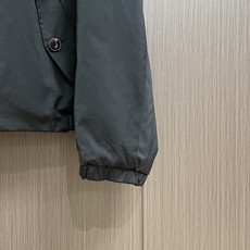 LV 双面束腰夹克外套,采用聚酯纤维尼龙复合75D漂渺面料,另一面棉质提花混纺面料,压纹PU皮料,定位裁床,提花面料。此 LV 双面束腰夹克外套,采用聚酯纤维尼龙复合75D漂渺面料,另一面棉质提花混纺面料,压纹PU皮料,定位裁床,提花面料。此