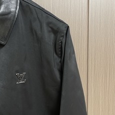 LV 双面束腰夹克外套,采用聚酯纤维尼龙复合75D漂渺面料,另一面棉质提花混纺面料,压纹PU皮料,定位裁床,提花面料。此 LV 双面束腰夹克外套,采用聚酯纤维尼龙复合75D漂渺面料,另一面棉质提花混纺面料,压纹PU皮料,定位裁床,提花面料。此