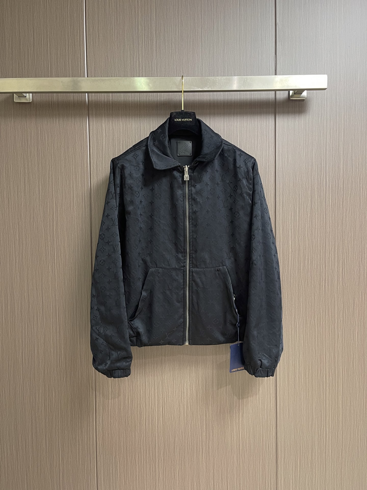 LV 双面束腰夹克外套,采用聚酯纤维尼龙复合75D漂渺面料,另一面棉质提花混纺面料,压纹PU皮料,定位裁床,提花面料。此 LV 双面束腰夹克外套,采用聚酯纤维尼龙复合75D漂渺面料,另一面棉质提花混纺面料,压纹PU皮料,定位裁床,提花面料。此