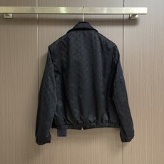 LV 双面束腰夹克外套,采用聚酯纤维尼龙复合75D漂渺面料,另一面棉质提花混纺面料,压纹PU皮料,定位裁床,提花面料。此 LV 双面束腰夹克外套,采用聚酯纤维尼龙复合75D漂渺面料,另一面棉质提花混纺面料,压纹PU皮料,定位裁床,提花面料。此
