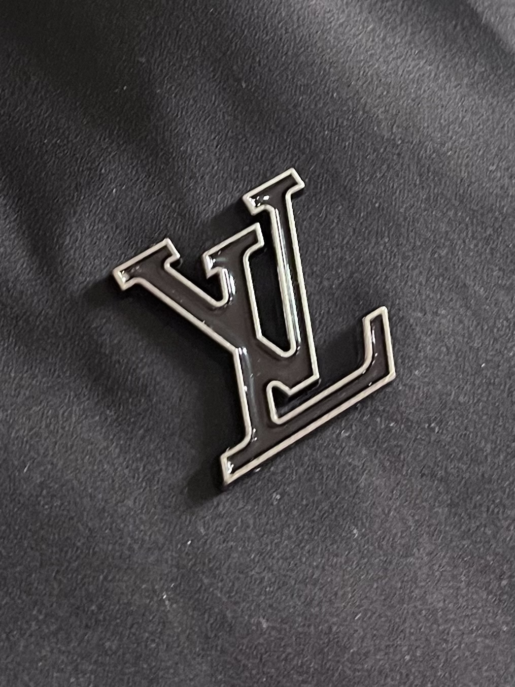 LV 双面束腰夹克外套,采用聚酯纤维尼龙复合75D漂渺面料,另一面棉质提花混纺面料,压纹PU皮料,定位裁床,提花面料。此 LV 双面束腰夹克外套,采用聚酯纤维尼龙复合75D漂渺面料,另一面棉质提花混纺面料,压纹PU皮料,定位裁床,提花面料。此