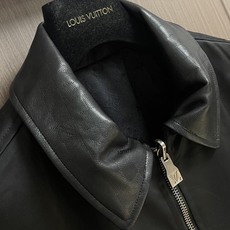 LV 双面束腰夹克外套,采用聚酯纤维尼龙复合75D漂渺面料,另一面棉质提花混纺面料,压纹PU皮料,定位裁床,提花面料。此 LV 双面束腰夹克外套,采用聚酯纤维尼龙复合75D漂渺面料,另一面棉质提花混纺面料,压纹PU皮料,定位裁床,提花面料。此
