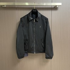 LV 双面束腰夹克外套,采用聚酯纤维尼龙复合75D漂渺面料,另一面棉质提花混纺面料,压纹PU皮料,定位裁床,提花面料。此 LV 双面束腰夹克外套,采用聚酯纤维尼龙复合75D漂渺面料,另一面棉质提花混纺面料,压纹PU皮料,定位裁床,提花面料。此