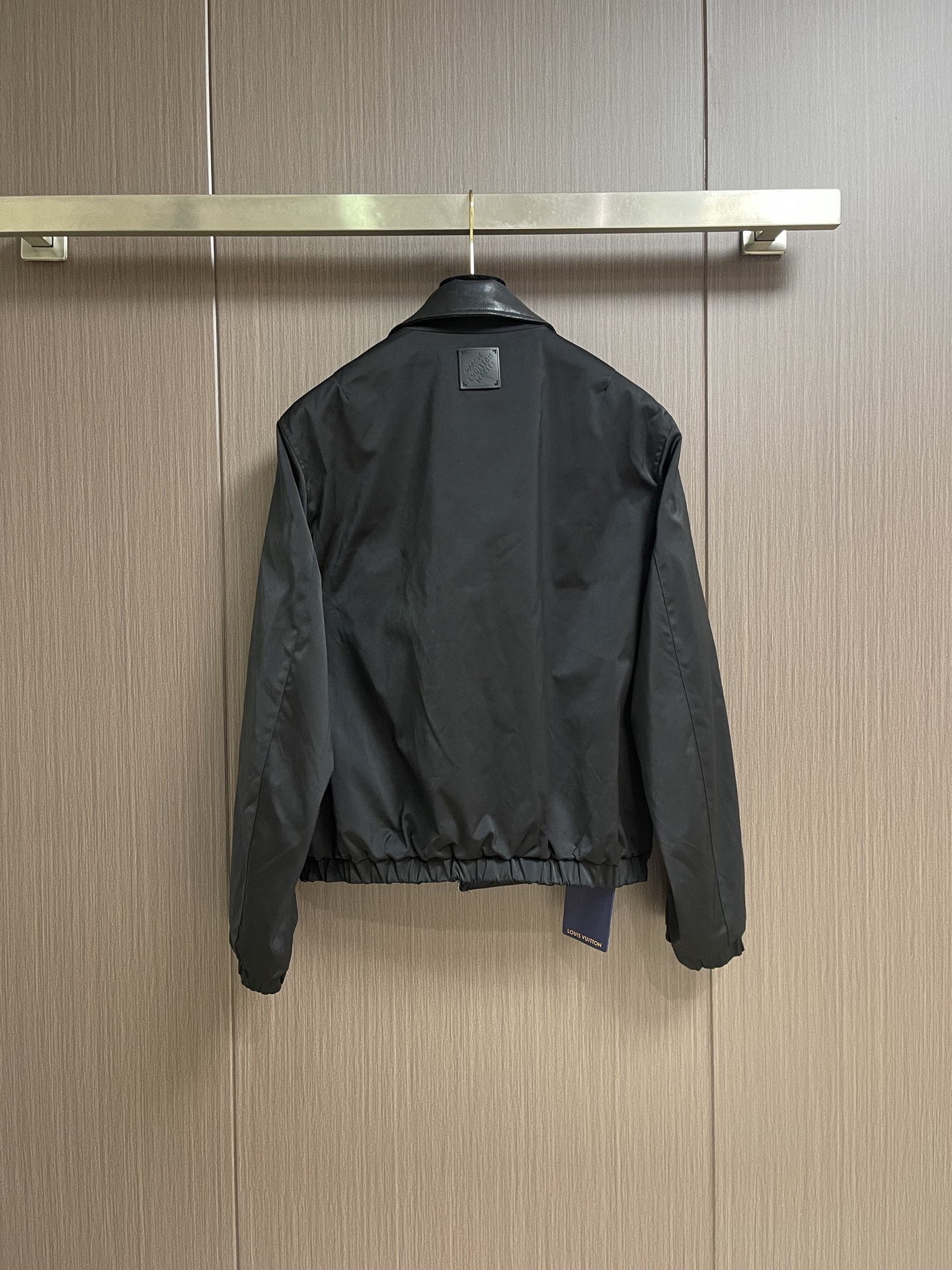 LV 双面束腰夹克外套,采用聚酯纤维尼龙复合75D漂渺面料,另一面棉质提花混纺面料,压纹PU皮料,定位裁床,提花面料。此 LV 双面束腰夹克外套,采用聚酯纤维尼龙复合75D漂渺面料,另一面棉质提花混纺面料,压纹PU皮料,定位裁床,提花面料。此