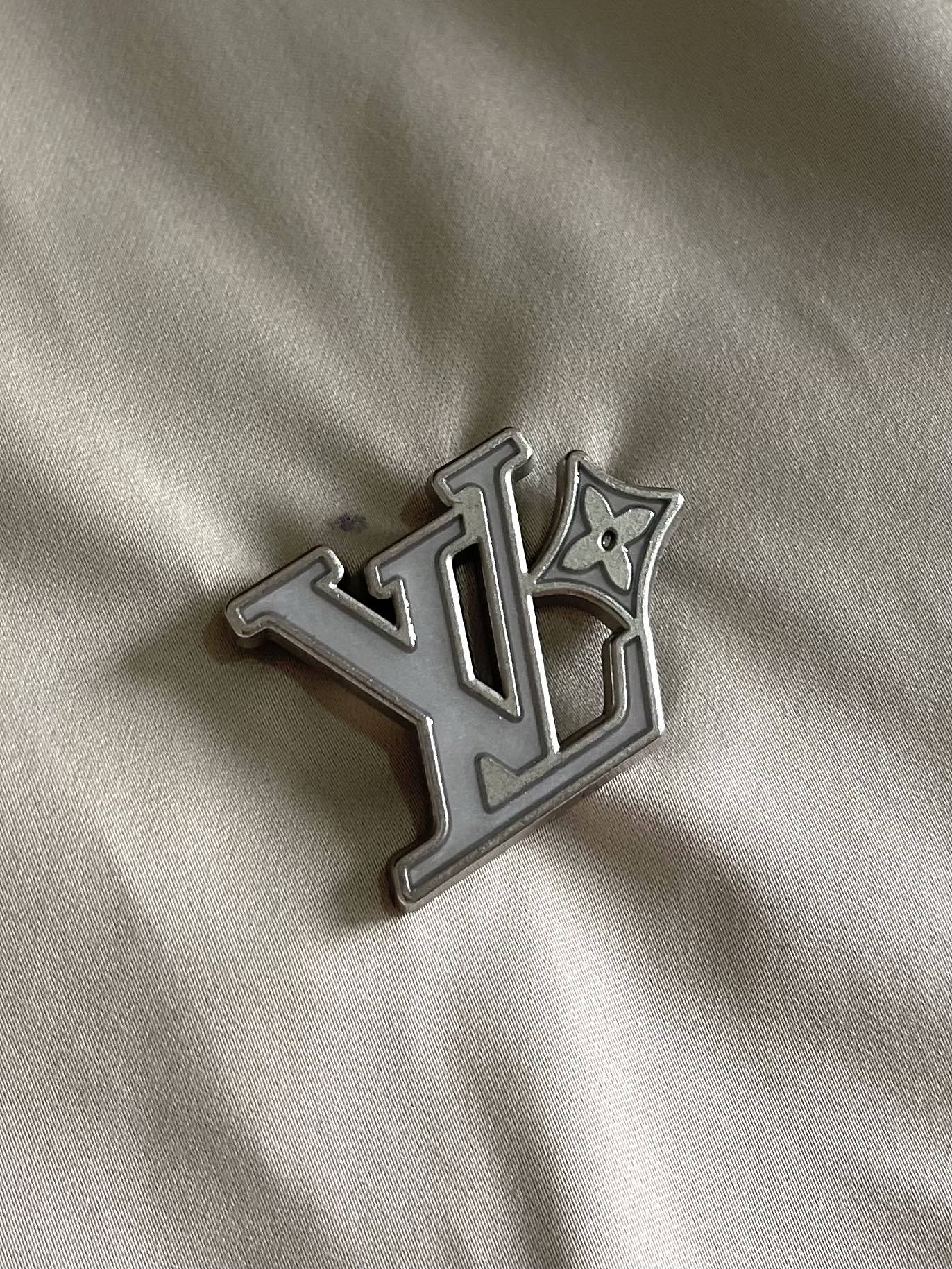 LV 双面束腰夹克外套,采用聚酯纤维尼龙复合75D漂渺面料,另一面棉质提花混纺面料,压纹PU皮料,定位裁床,提花面料。此 LV 双面束腰夹克外套,采用聚酯纤维尼龙复合75D漂渺面料,另一面棉质提花混纺面料,压纹PU皮料,定位裁床,提花面料。此