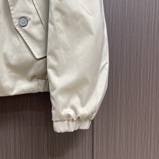 LV 双面束腰夹克外套,采用聚酯纤维尼龙复合75D漂渺面料,另一面棉质提花混纺面料,压纹PU皮料,定位裁床,提花面料。此 LV 双面束腰夹克外套,采用聚酯纤维尼龙复合75D漂渺面料,另一面棉质提花混纺面料,压纹PU皮料,定位裁床,提花面料。此