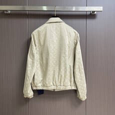 LV 双面束腰夹克外套,采用聚酯纤维尼龙复合75D漂渺面料,另一面棉质提花混纺面料,压纹PU皮料,定位裁床,提花面料。此 LV 双面束腰夹克外套,采用聚酯纤维尼龙复合75D漂渺面料,另一面棉质提花混纺面料,压纹PU皮料,定位裁床,提花面料。此