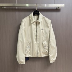 LV 双面束腰夹克外套,采用聚酯纤维尼龙复合75D漂渺面料,另一面棉质提花混纺面料,压纹PU皮料,定位裁床,提花面料。此 LV 双面束腰夹克外套,采用聚酯纤维尼龙复合75D漂渺面料,另一面棉质提花混纺面料,压纹PU皮料,定位裁床,提花面料。此