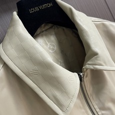 LV 双面束腰夹克外套,采用聚酯纤维尼龙复合75D漂渺面料,另一面棉质提花混纺面料,压纹PU皮料,定位裁床,提花面料。此 LV 双面束腰夹克外套,采用聚酯纤维尼龙复合75D漂渺面料,另一面棉质提花混纺面料,压纹PU皮料,定位裁床,提花面料。此