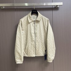 LV 双面束腰夹克外套,采用聚酯纤维尼龙复合75D漂渺面料,另一面棉质提花混纺面料,压纹PU皮料,定位裁床,提花面料。此 LV 双面束腰夹克外套,采用聚酯纤维尼龙复合75D漂渺面料,另一面棉质提花混纺面料,压纹PU皮料,定位裁床,提花面料。此