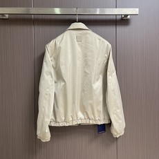 LV 双面束腰夹克外套,采用聚酯纤维尼龙复合75D漂渺面料,另一面棉质提花混纺面料,压纹PU皮料,定位裁床,提花面料。此 LV 双面束腰夹克外套,采用聚酯纤维尼龙复合75D漂渺面料,另一面棉质提花混纺面料,压纹PU皮料,定位裁床,提花面料。此