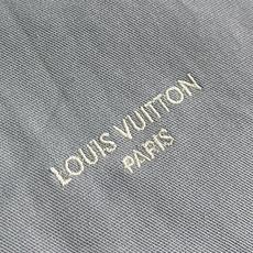 LV 桑蚕丝混纺横须贺夹克外套,本款横须贺夹克借亚麻、桑蚕丝与棉质混纺演绎轻盈质地,以典雅之姿诉说夏日风尚。衣身与衣袖拼 LV 桑蚕丝混纺横须贺夹克外套,本款横须贺夹克借亚麻、桑蚕丝与棉质混纺演绎轻盈质地,以典雅之姿诉说夏日风尚。衣身与衣袖拼