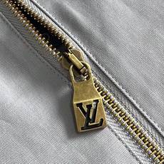 LV 桑蚕丝混纺横须贺夹克外套,本款横须贺夹克借亚麻、桑蚕丝与棉质混纺演绎轻盈质地,以典雅之姿诉说夏日风尚。衣身与衣袖拼 LV 桑蚕丝混纺横须贺夹克外套,本款横须贺夹克借亚麻、桑蚕丝与棉质混纺演绎轻盈质地,以典雅之姿诉说夏日风尚。衣身与衣袖拼