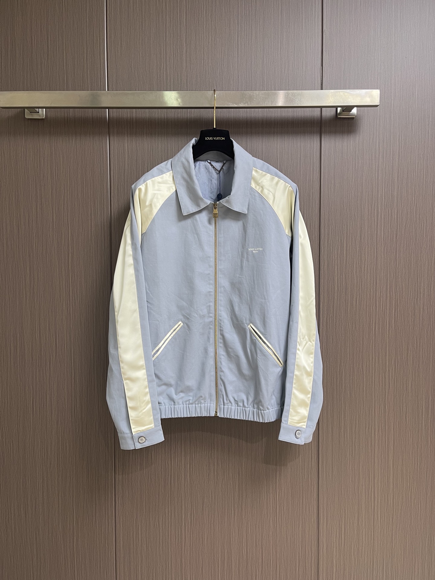 LV 桑蚕丝混纺横须贺夹克外套,本款横须贺夹克借亚麻、桑蚕丝与棉质混纺演绎轻盈质地,以典雅之姿诉说夏日风尚。衣身与衣袖拼 LV 桑蚕丝混纺横须贺夹克外套,本款横须贺夹克借亚麻、桑蚕丝与棉质混纺演绎轻盈质地,以典雅之姿诉说夏日风尚。衣身与衣袖拼