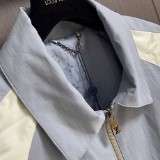 LV 桑蚕丝混纺横须贺夹克外套,本款横须贺夹克借亚麻、桑蚕丝与棉质混纺演绎轻盈质地,以典雅之姿诉说夏日风尚。衣身与衣袖拼 LV 桑蚕丝混纺横须贺夹克外套,本款横须贺夹克借亚麻、桑蚕丝与棉质混纺演绎轻盈质地,以典雅之姿诉说夏日风尚。衣身与衣袖拼