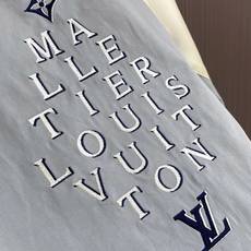 LV 桑蚕丝混纺横须贺夹克外套,本款横须贺夹克借亚麻、桑蚕丝与棉质混纺演绎轻盈质地,以典雅之姿诉说夏日风尚。衣身与衣袖拼 LV 桑蚕丝混纺横须贺夹克外套,本款横须贺夹克借亚麻、桑蚕丝与棉质混纺演绎轻盈质地,以典雅之姿诉说夏日风尚。衣身与衣袖拼
