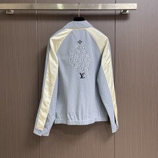 LV 桑蚕丝混纺横须贺夹克外套,本款横须贺夹克借亚麻、桑蚕丝与棉质混纺演绎轻盈质地,以典雅之姿诉说夏日风尚。衣身与衣袖拼 LV 桑蚕丝混纺横须贺夹克外套,本款横须贺夹克借亚麻、桑蚕丝与棉质混纺演绎轻盈质地,以典雅之姿诉说夏日风尚。衣身与衣袖拼