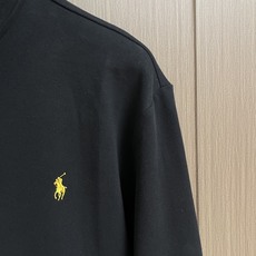 Ralph Lauren 拉夫劳伦 金色刺绣半高领卫衣,定制雅韵精棉绒感料 柔软丝滑 舒适贴肤 以纯粹到极致的黑调为底色 Ralph Lauren 拉夫劳伦 金色刺绣半高领卫衣,定制雅韵精棉绒感料 柔软丝滑 舒适贴肤 以纯粹到极致的黑调为底色