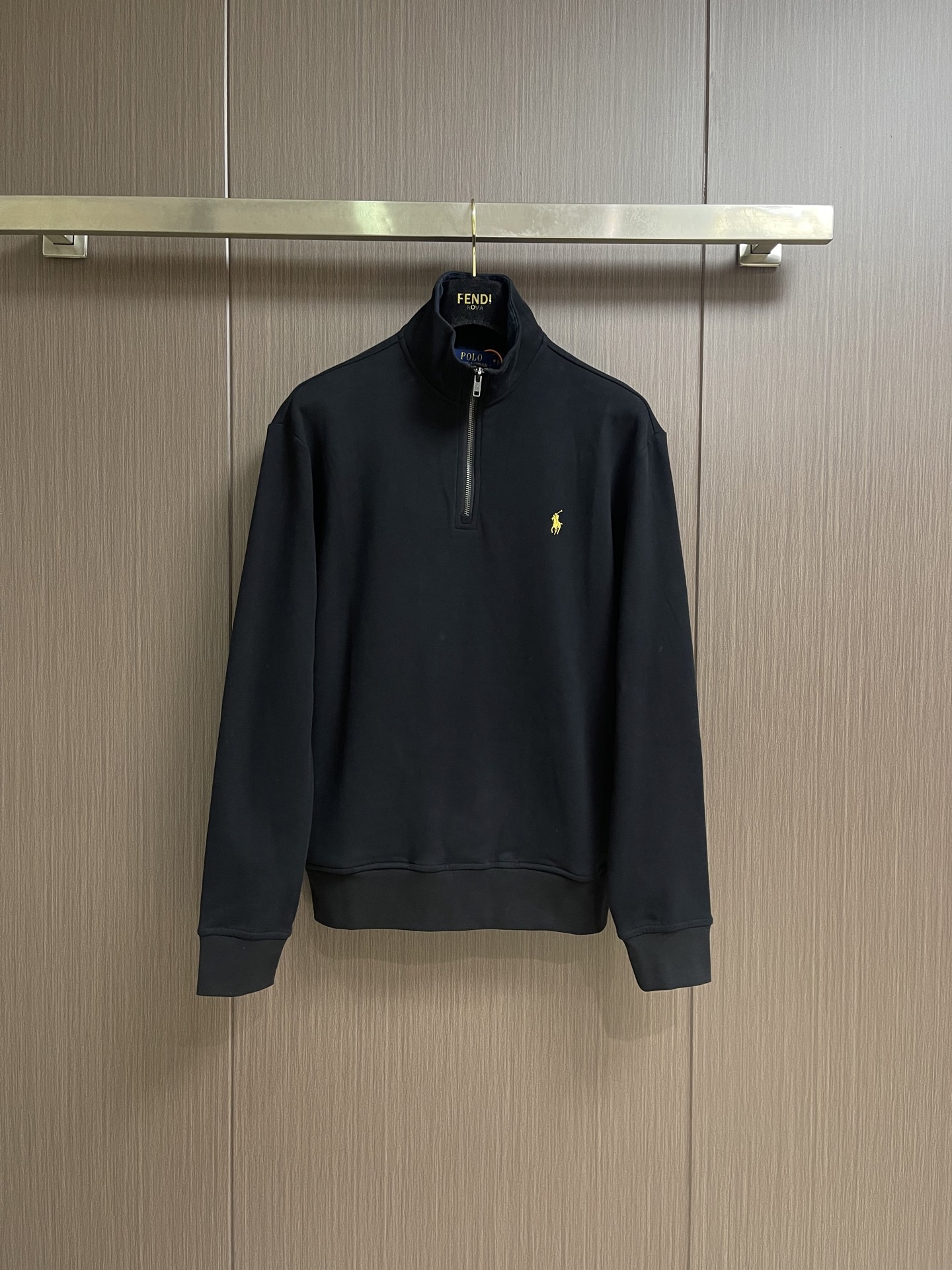Ralph Lauren 拉夫劳伦 金色刺绣半高领卫衣，定制雅韵精棉绒感料 柔软丝滑 舒适贴肤 以纯粹到极致的黑调为底色