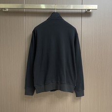 Ralph Lauren 拉夫劳伦 金色刺绣半高领卫衣,定制雅韵精棉绒感料 柔软丝滑 舒适贴肤 以纯粹到极致的黑调为底色 Ralph Lauren 拉夫劳伦 金色刺绣半高领卫衣,定制雅韵精棉绒感料 柔软丝滑 舒适贴肤 以纯粹到极致的黑调为底色