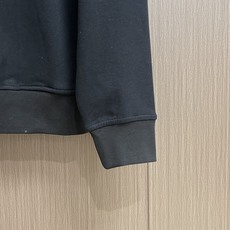 Ralph Lauren 拉夫劳伦 金色刺绣半高领卫衣,定制雅韵精棉绒感料 柔软丝滑 舒适贴肤 以纯粹到极致的黑调为底色 Ralph Lauren 拉夫劳伦 金色刺绣半高领卫衣,定制雅韵精棉绒感料 柔软丝滑 舒适贴肤 以纯粹到极致的黑调为底色