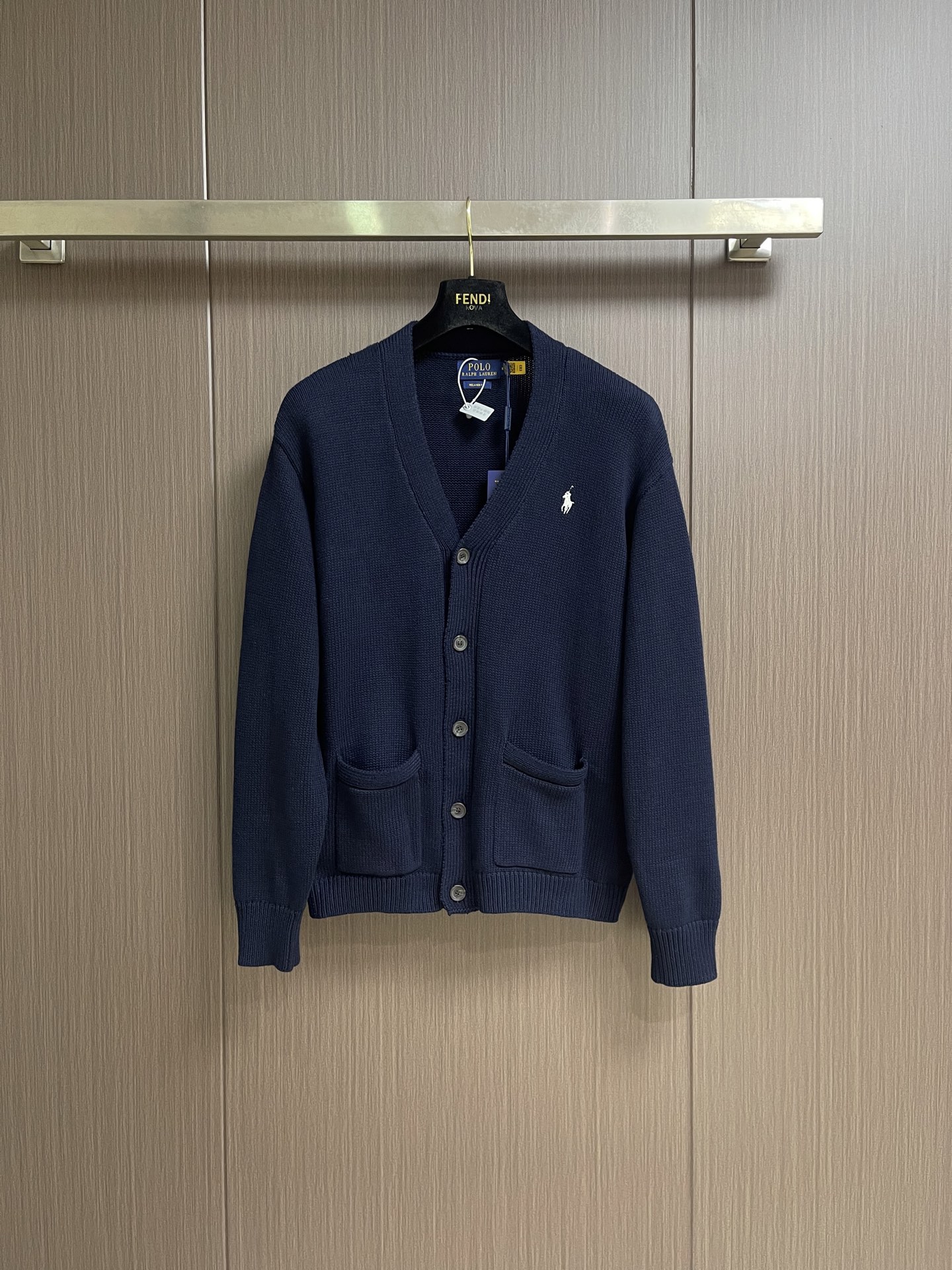 Ralph Lauren 拉夫劳伦刺绣标识棉质开襟针织衫外套,这款Ralph Lauren棉质开襟针织衫精选高支精梳棉纱 Ralph Lauren 拉夫劳伦刺绣标识棉质开襟针织衫外套,这款Ralph Lauren棉质开襟针织衫精选高支精梳棉纱