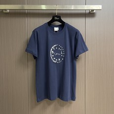 Dior Medaillon 刺绣短袖T恤,定制定染雾感棉柔平纹针织料,撷取雾霭笼罩的深海谧蓝,温柔间尽显内敛奢雅气场, Dior Medaillon 刺绣短袖T恤,定制定染雾感棉柔平纹针织料,撷取雾霭笼罩的深海谧蓝,温柔间尽显内敛奢雅气场,
