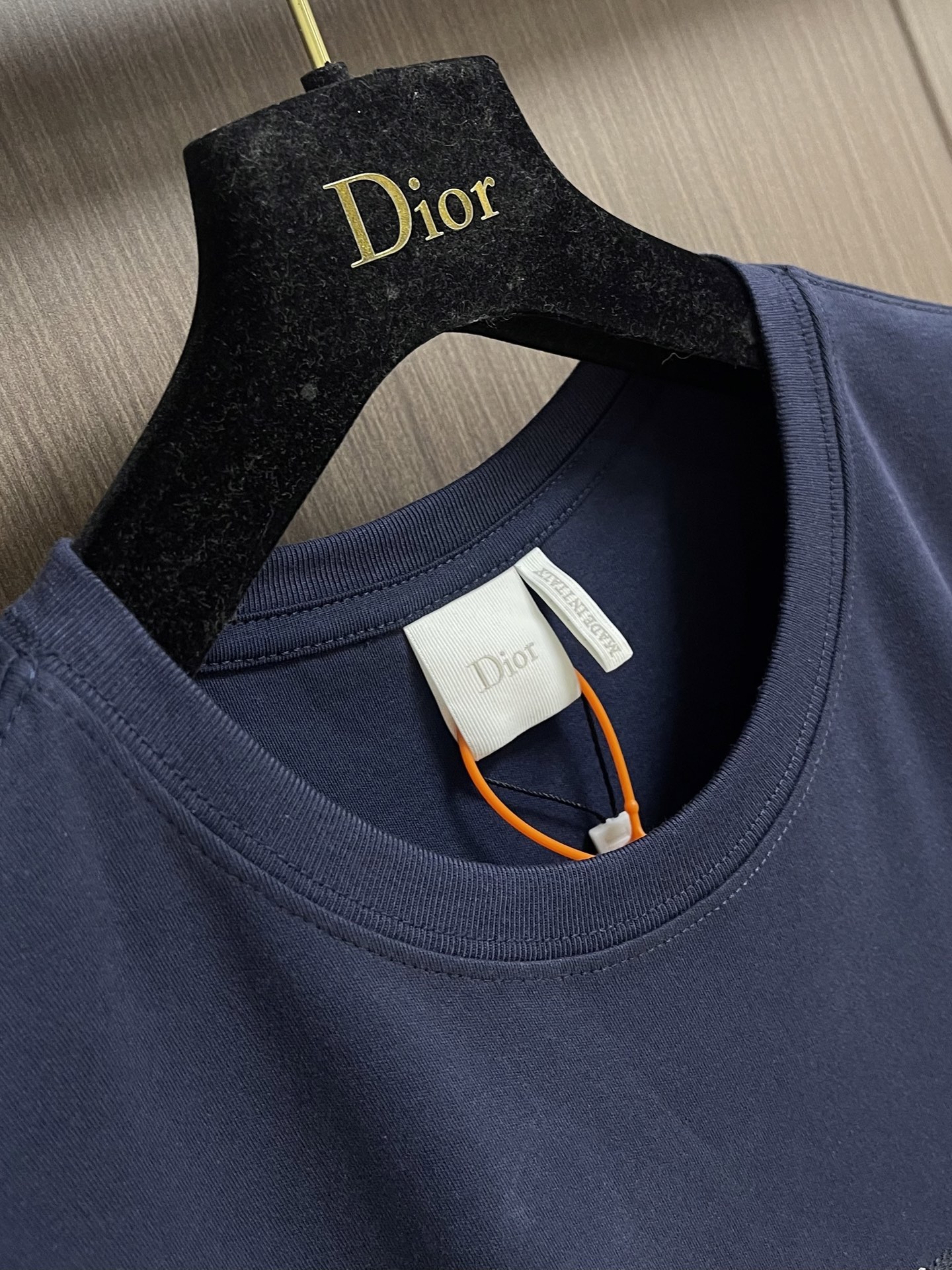 Dior Medaillon 刺绣短袖T恤，定制定染雾感棉柔平纹针织料，撷取雾霭笼罩的深海谧蓝，温柔间尽显内敛奢雅气场，