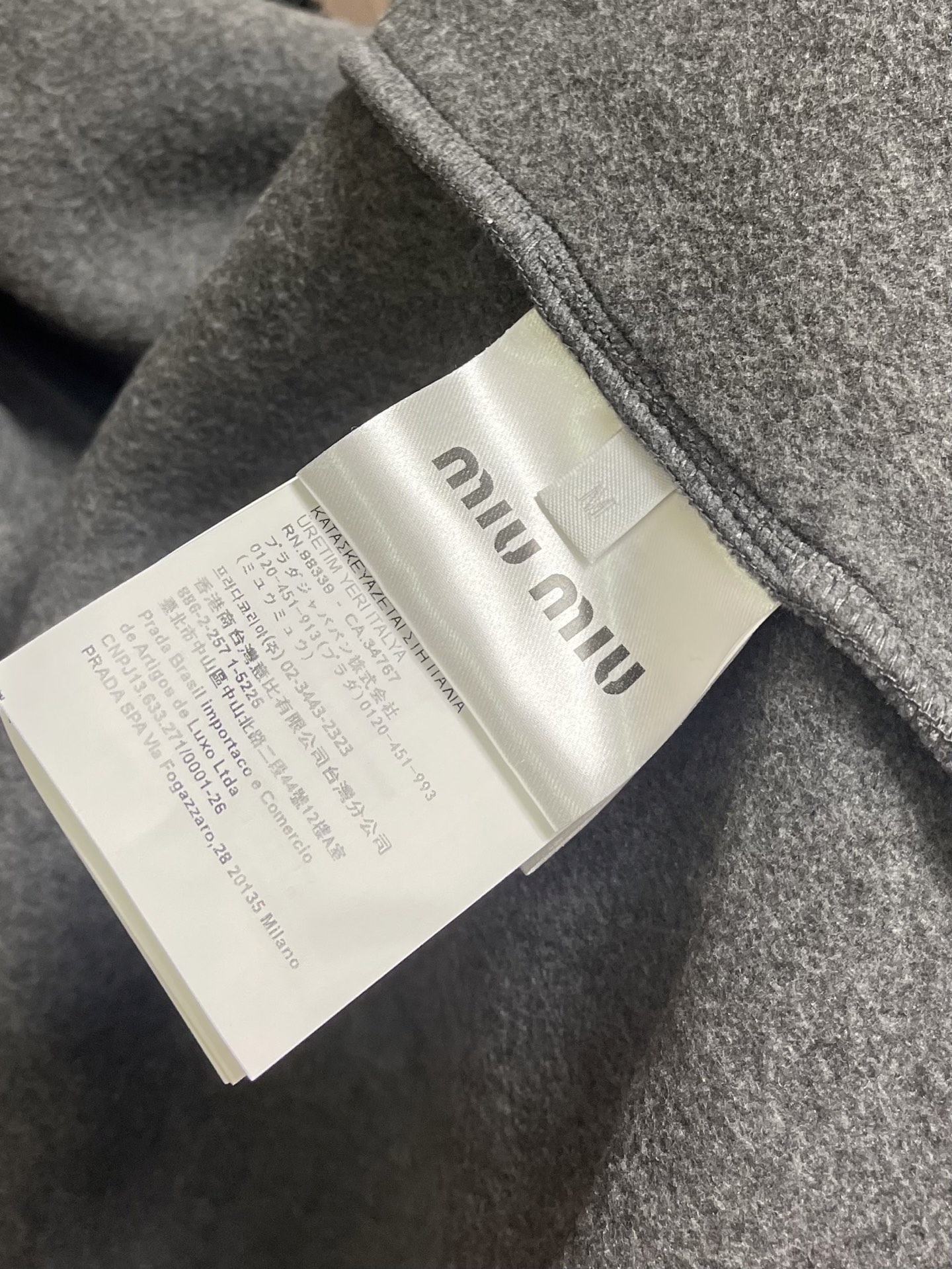 MIUMIU 抓绒拉链连帽外套，低调纹理铺陈全身，视觉层次丰富而不张扬。连帽立领设计，宽松直筒廓形，前开拉链利落有型；袖