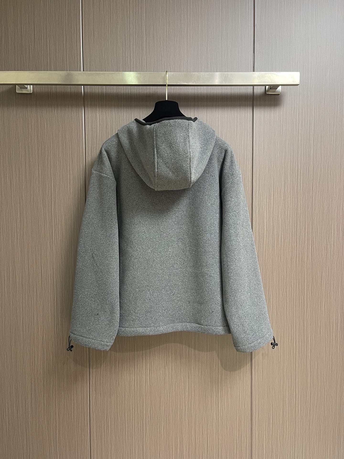 MIUMIU 抓绒拉链连帽外套，低调纹理铺陈全身，视觉层次丰富而不张扬。连帽立领设计，宽松直筒廓形，前开拉链利落有型；袖