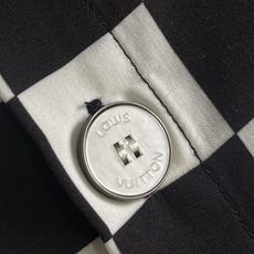 LV 2026SS新款棋盘格子印花短袖衬衫 本款短袖衬衫选用丝棉混纺面料,演绎从容考究的都市夏日风尚。棋盘格黑白 领口L LV 2026SS新款棋盘格子印花短袖衬衫 本款短袖衬衫选用丝棉混纺面料,演绎从容考究的都市夏日风尚。棋盘格黑白 领口L