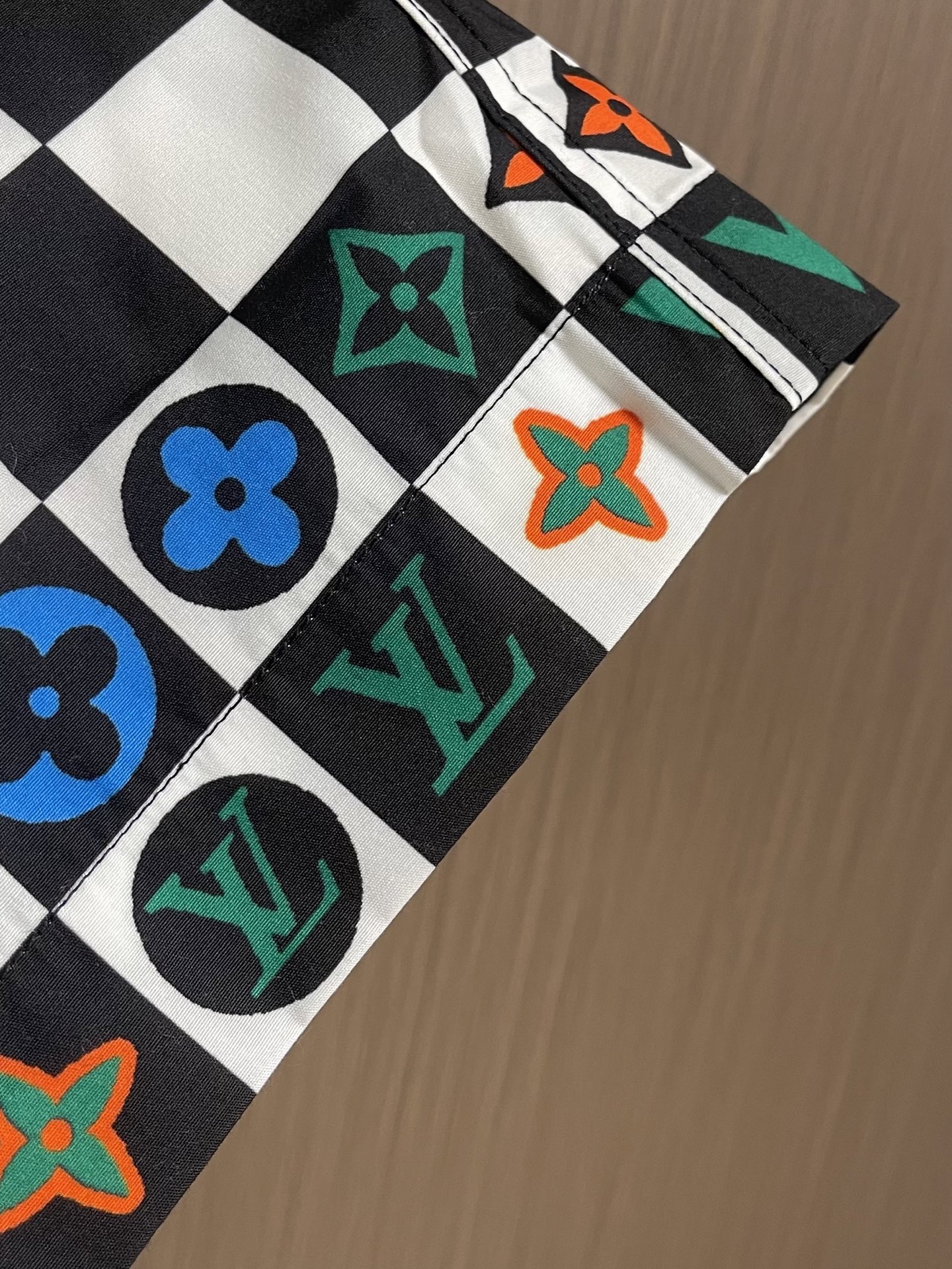 LV 2026SS新款棋盘格子印花短袖衬衫 本款短袖衬衫选用丝棉混纺面料,演绎从容考究的都市夏日风尚。棋盘格黑白 领口L LV 2026SS新款棋盘格子印花短袖衬衫 本款短袖衬衫选用丝棉混纺面料,演绎从容考究的都市夏日风尚。棋盘格黑白 领口L