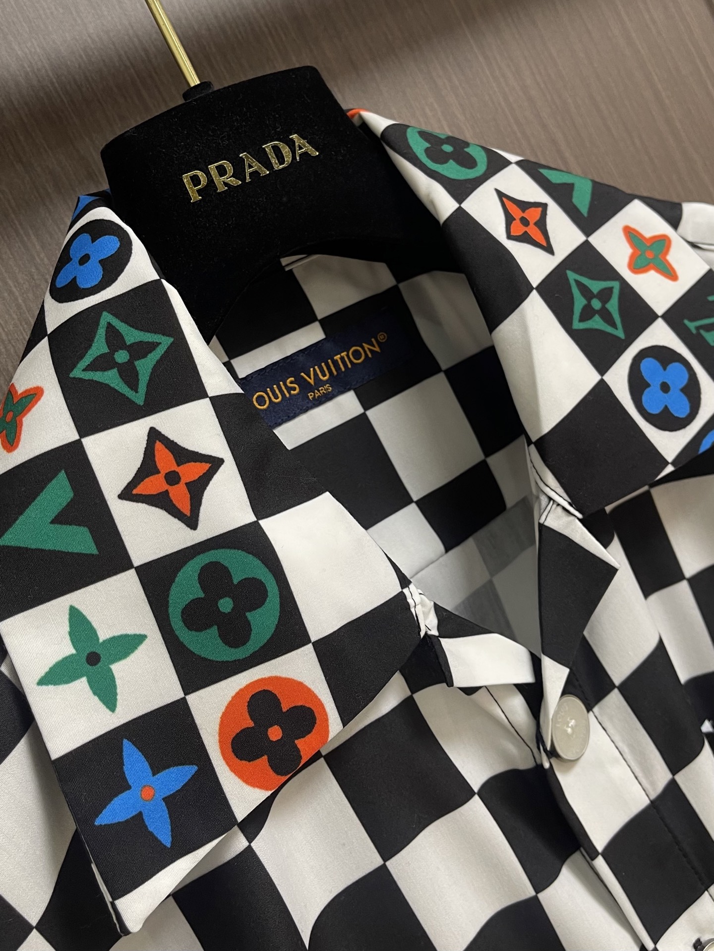 LV 2026SS新款棋盘格子印花短袖衬衫 本款短袖衬衫选用丝棉混纺面料,演绎从容考究的都市夏日风尚。棋盘格黑白 领口L LV 2026SS新款棋盘格子印花短袖衬衫 本款短袖衬衫选用丝棉混纺面料,演绎从容考究的都市夏日风尚。棋盘格黑白 领口L