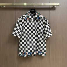 LV 2026SS新款棋盘格子印花短袖衬衫 本款短袖衬衫选用丝棉混纺面料,演绎从容考究的都市夏日风尚。棋盘格黑白 领口L LV 2026SS新款棋盘格子印花短袖衬衫 本款短袖衬衫选用丝棉混纺面料,演绎从容考究的都市夏日风尚。棋盘格黑白 领口L