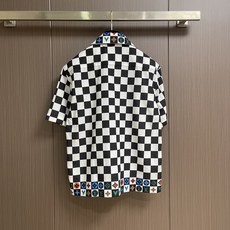 LV 2026SS新款棋盘格子印花短袖衬衫 本款短袖衬衫选用丝棉混纺面料,演绎从容考究的都市夏日风尚。棋盘格黑白 领口L LV 2026SS新款棋盘格子印花短袖衬衫 本款短袖衬衫选用丝棉混纺面料,演绎从容考究的都市夏日风尚。棋盘格黑白 领口L